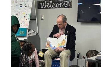 Senator Niello with students at Cameron Ranch Elementary School on Read Across America Day